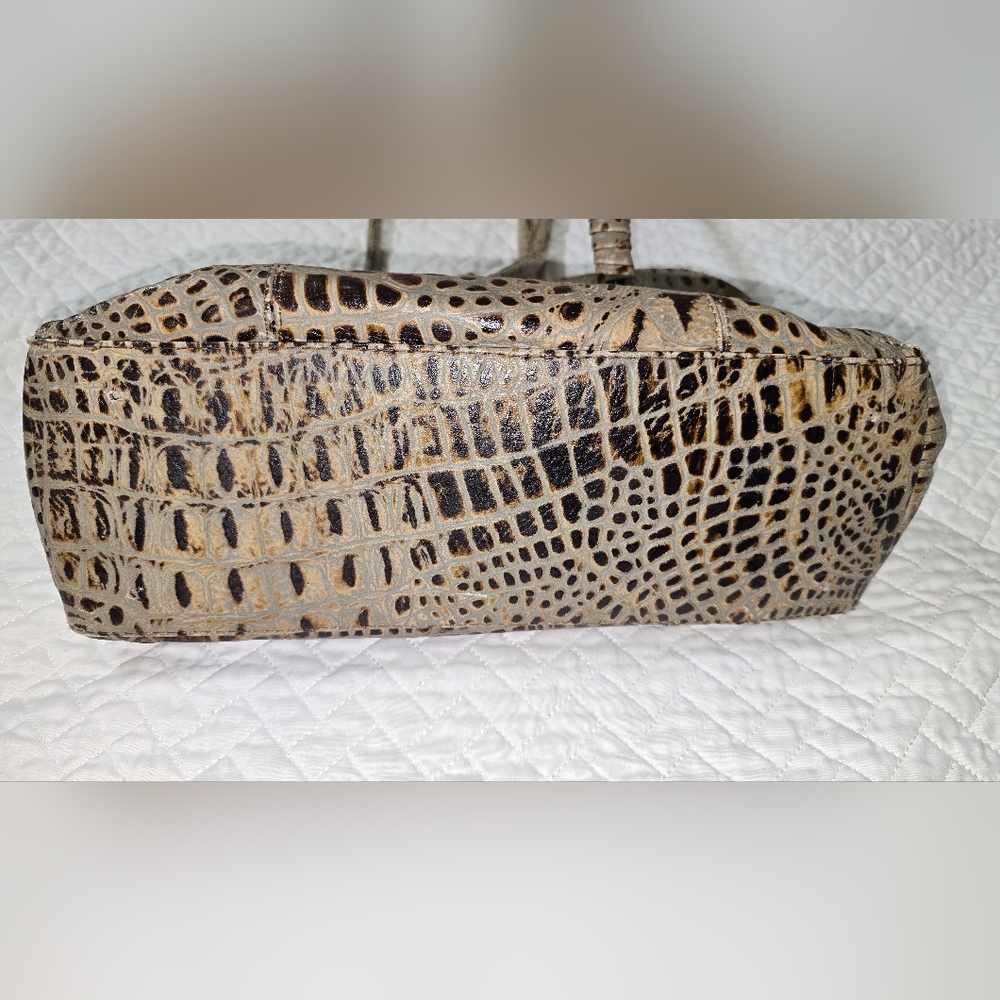 Chic Crocodile Patterned Shoulder Bag - image 5